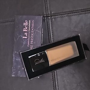 La Belle Flawless Glossy Foundation #05